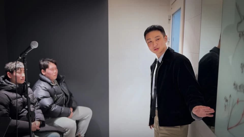 강사가 수강생들에게 발성 원리를 설명하는 실제 기초 발성 수업