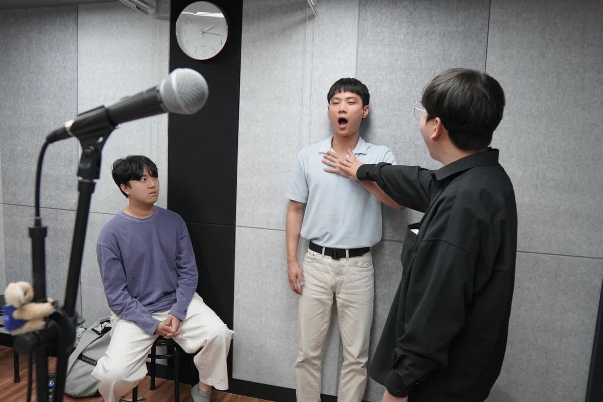 강사와 수강생들이 함께 소리를 듣는 그룹 수업
