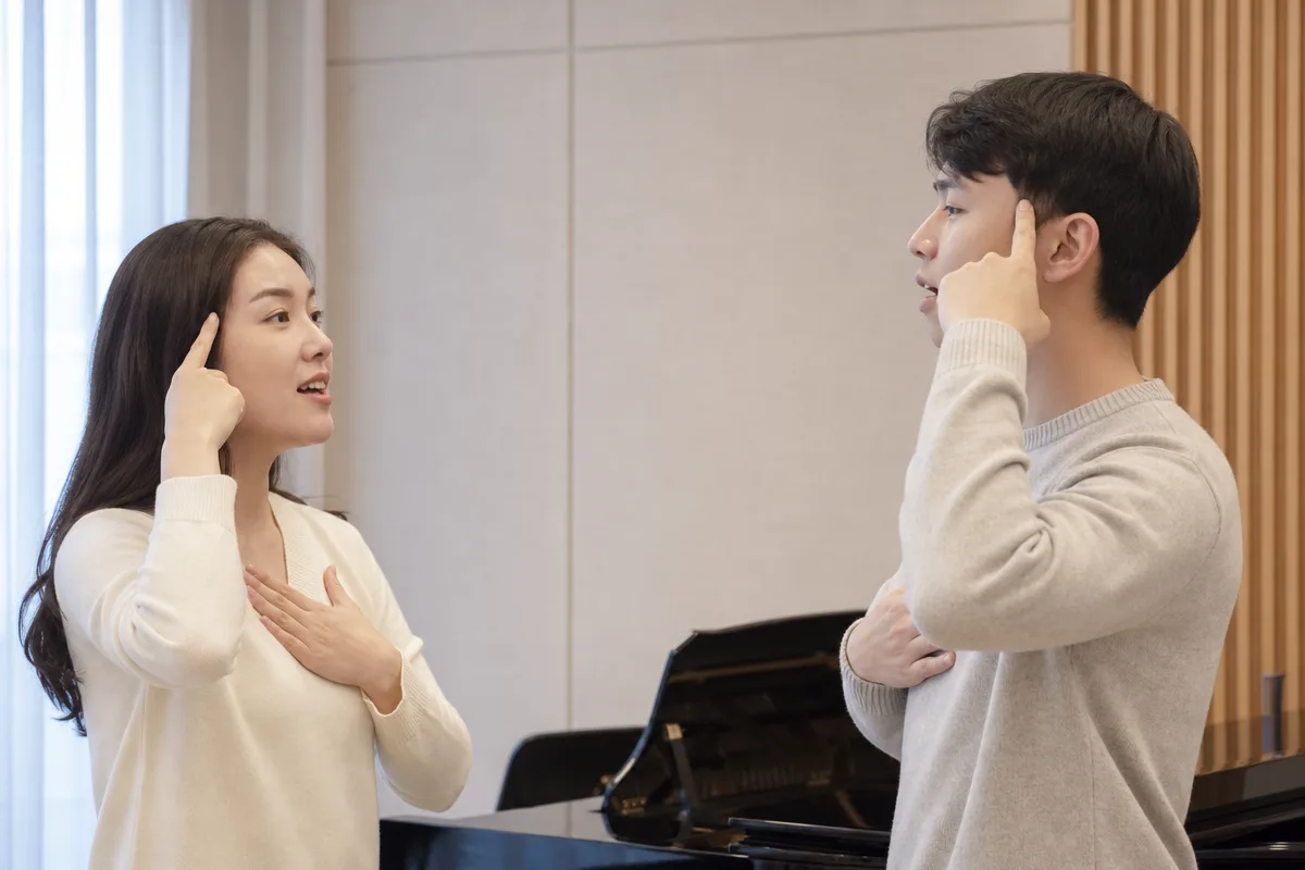 흉성 쓰는법 개념을 위해 가슴과 머리 위치를 가리키는 보컬 연습 모습