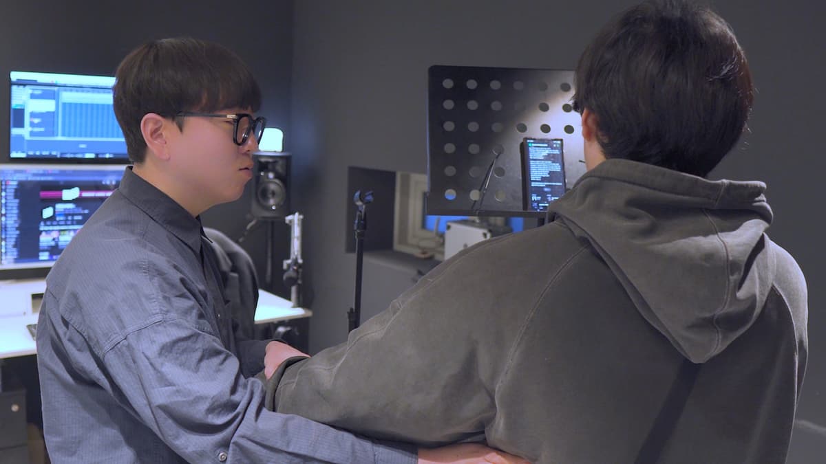 3옥타브장인 강사가 모니터와 녹음 화면을 보며 수강생에게 피드백하는 모습
