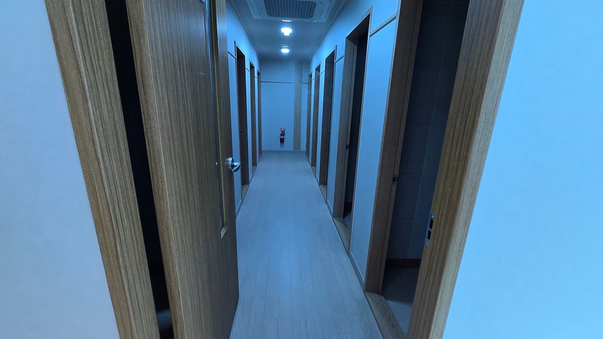 3옥타브장인 부산점 일반 연습실이 이어진 복도