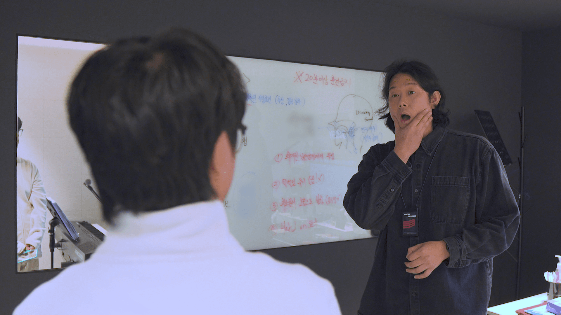보컬 강사가 직접 소리를 들려주며 발성 차이를 시범 보이는 수업