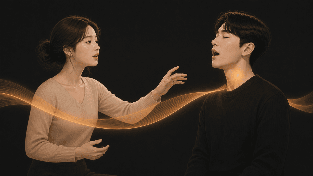 성대 몸통 안의 갑상피열근 위치와 성대를 짧고 두껍게 하는 작용을 보여 주는 그림
