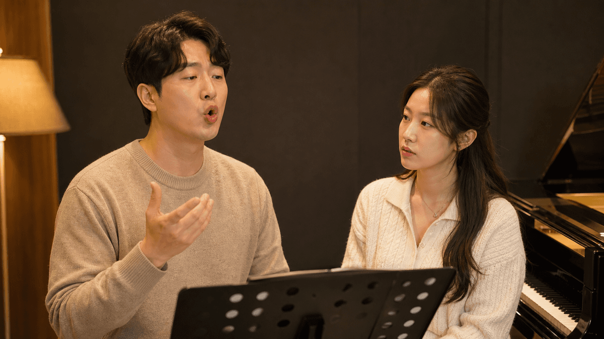 한국인 성인 강사가 또렷한 소리와 숨 섞인 소리를 번갈아 시범 보이는 장면