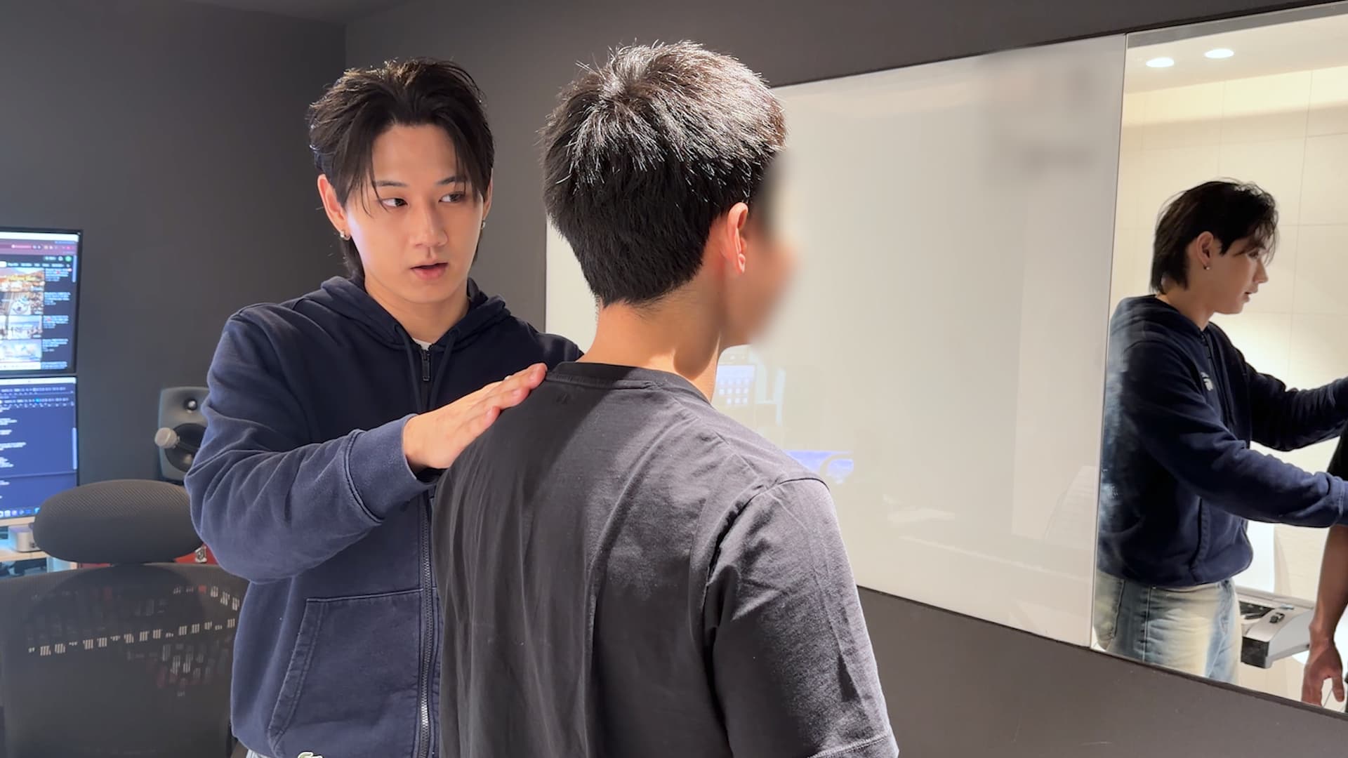 강사가 수강생의 갈비뼈 옆에 손을 대고 호흡을 들어 보는 수업 장면