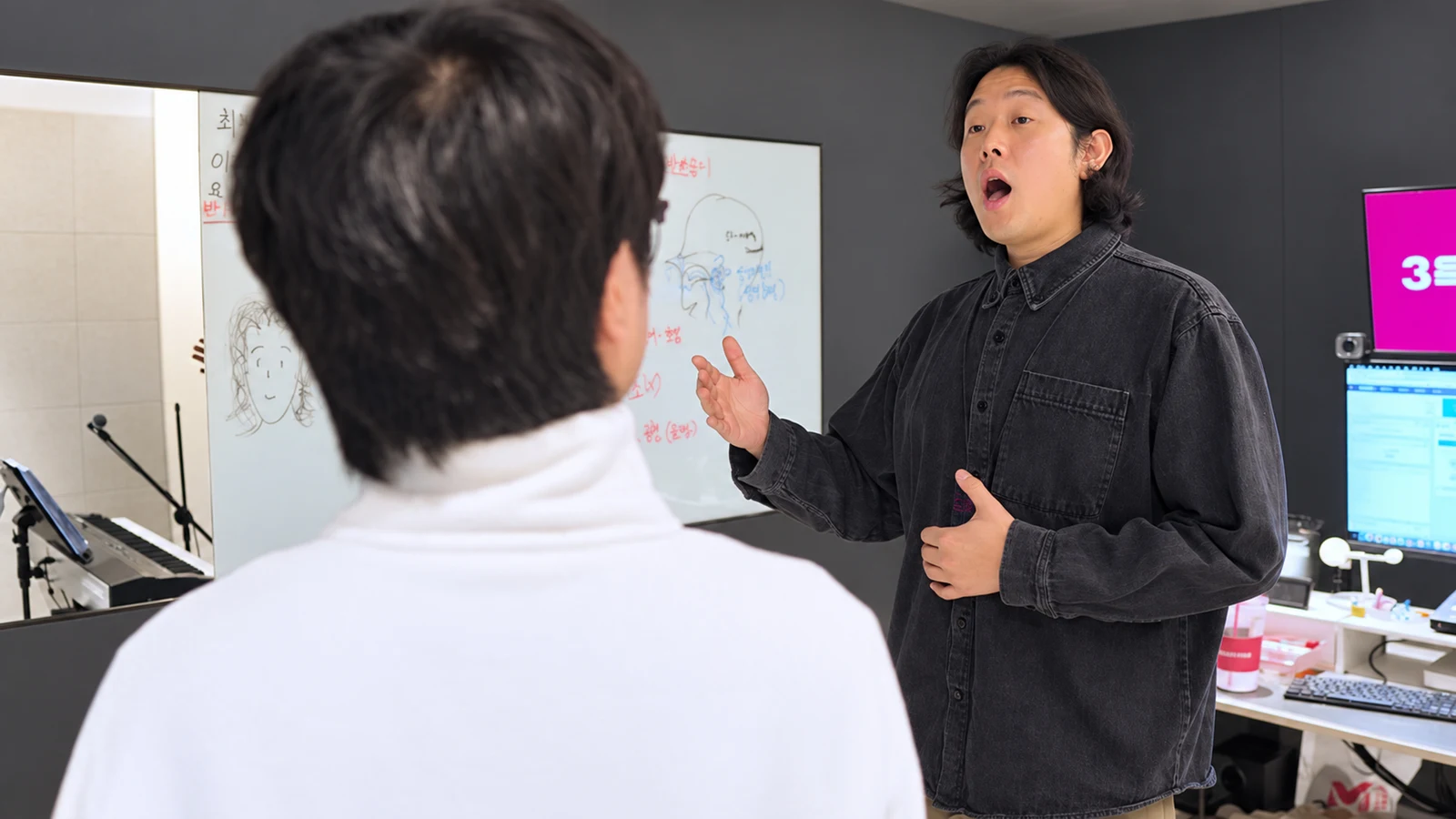 강사와 함께 발성과 노래를 점검하는 실제 보컬 수업