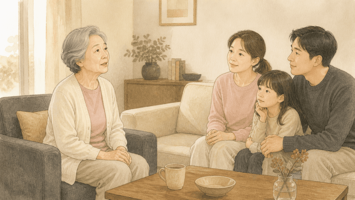거실 소파에서 노년 여성이 세 가족을 바라보며 대화하는 모습