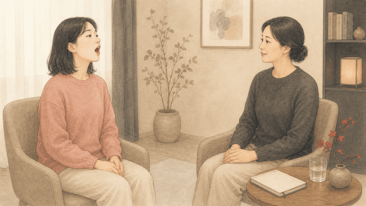 성인이 편안하게 짧은 소리를 내고 음성치료 전문가가 호흡과 말할 때의 힘을 살피는 장면