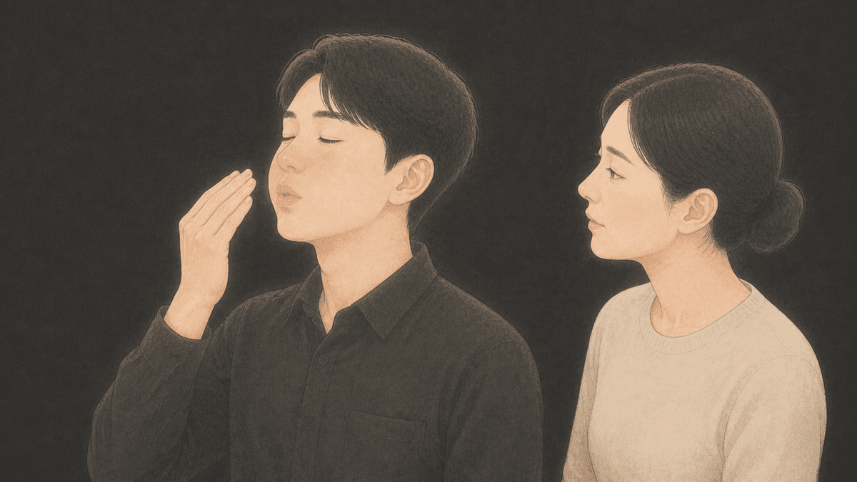 입술을 가볍게 모으고 허밍하며 손끝으로 앞쪽 진동 감각을 살피는 장면