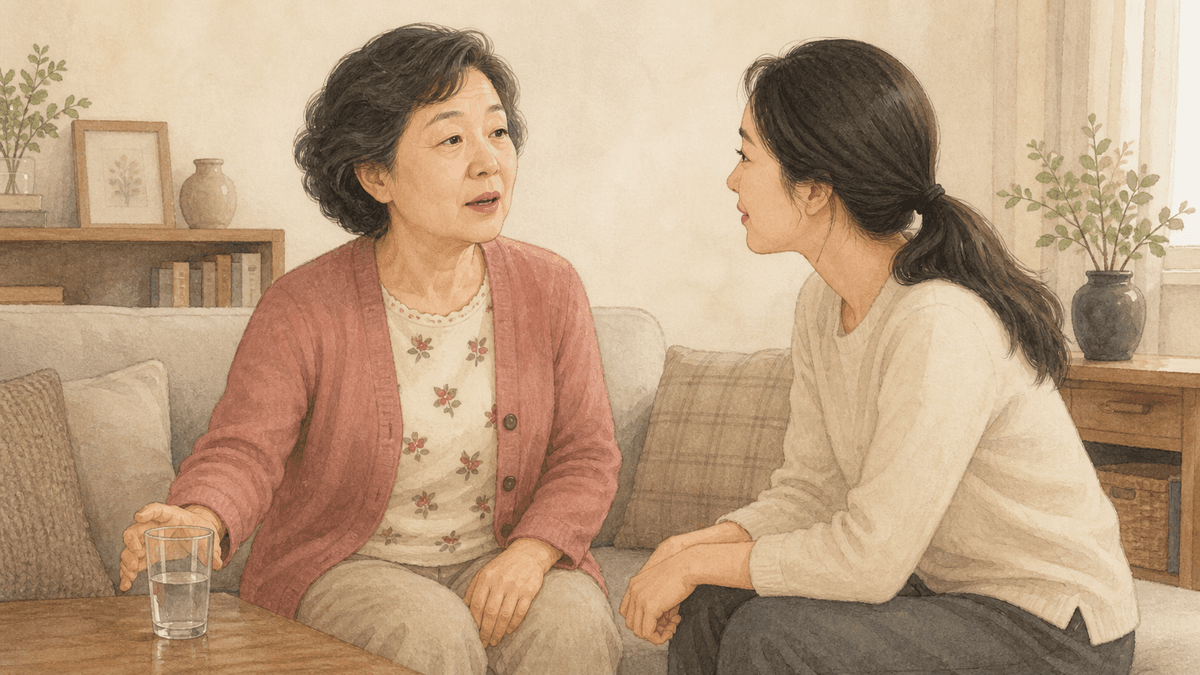 흰머리의 노년 여성이 거실에서 작은 피아노를 치며 노래하고 가족이 듣는 장면